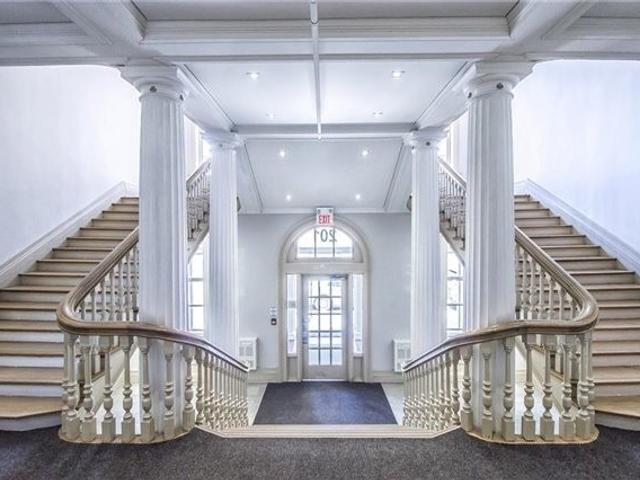 810 - 201 Carlaw Ave