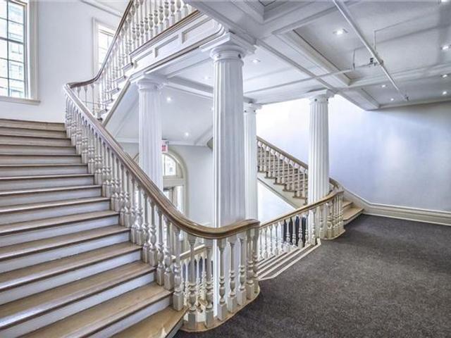 810 - 201 Carlaw Ave