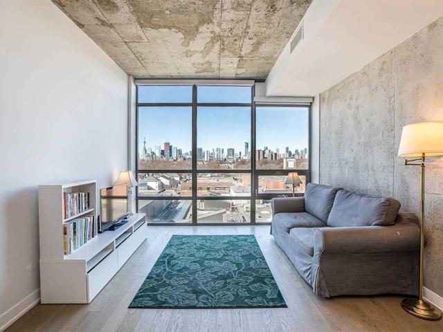 805 - 319 Carlaw Ave