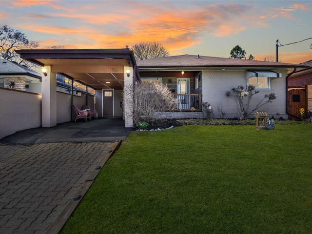 16 Mid Pines Rd