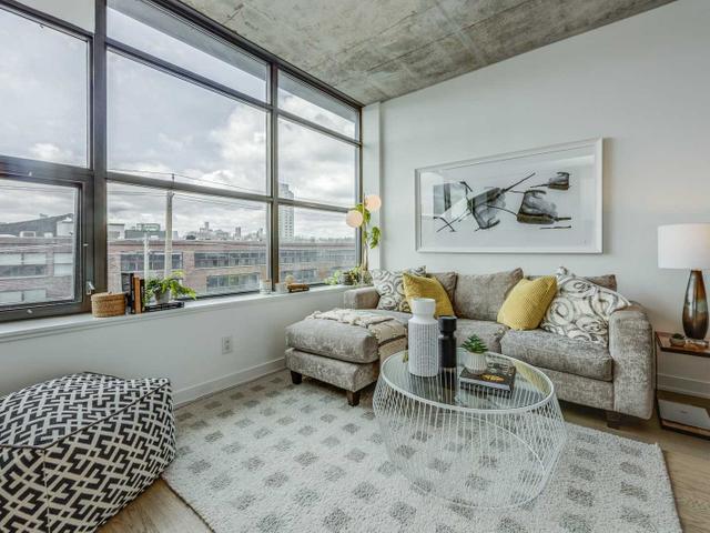 404 - 319 Carlaw Ave