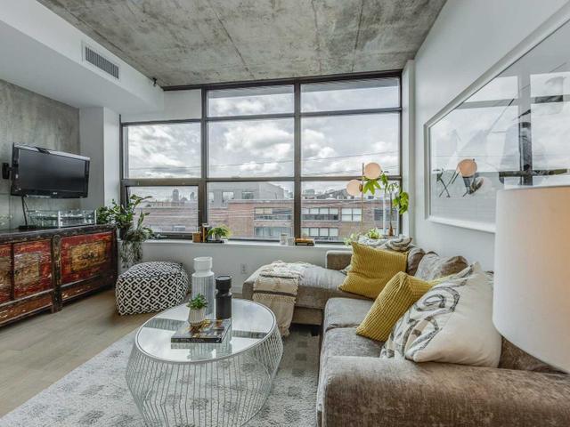 404 - 319 Carlaw Ave