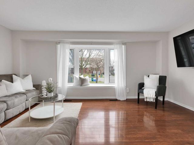 1476 Fenelon Cres