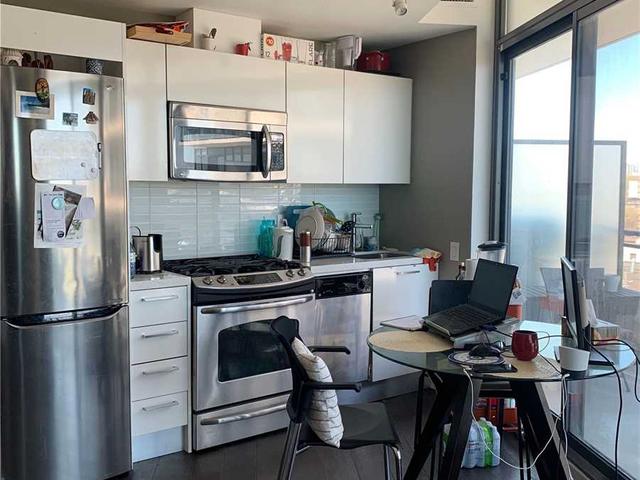 809 - 319 Carlaw Ave