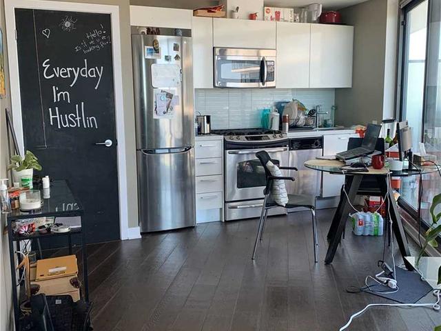 809 - 319 Carlaw Ave