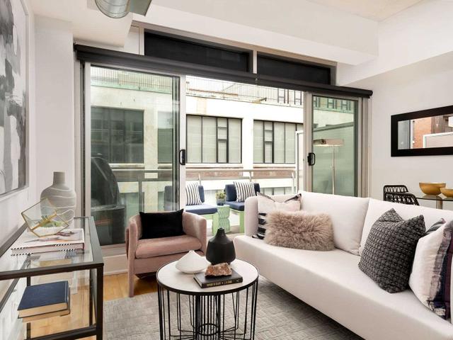 607 - 233 Carlaw Ave