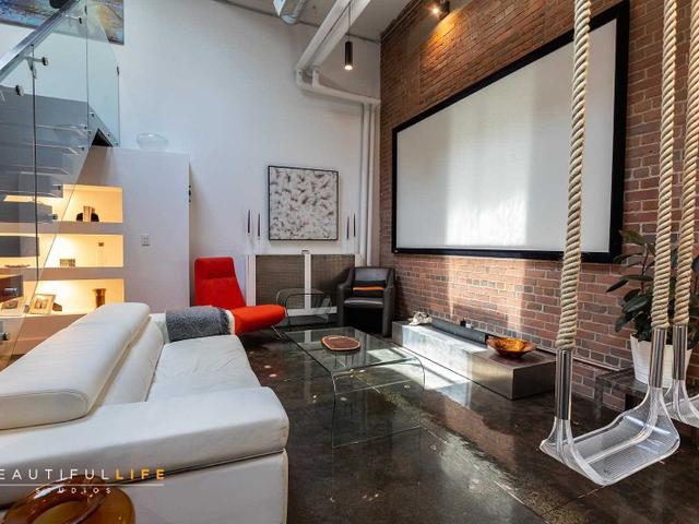 124 - 326 Carlaw Ave