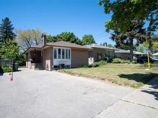 14 Lakeland Cres