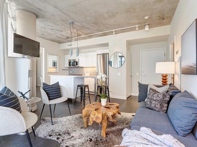 302 - 1201 Dundas St E