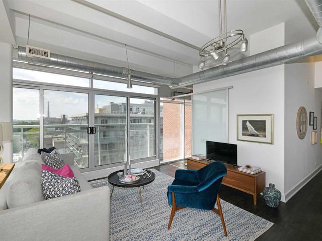 816 - 233 Carlaw Ave