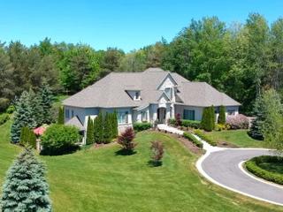 67 Woodbridge Circ N