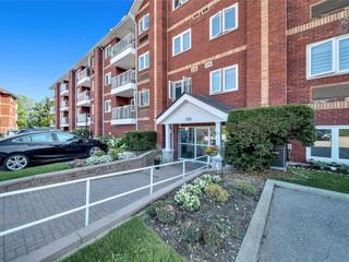 404 - 195 Lake Driveway W