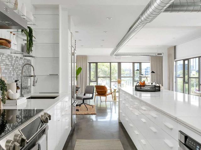 309 - 625 Queen St E