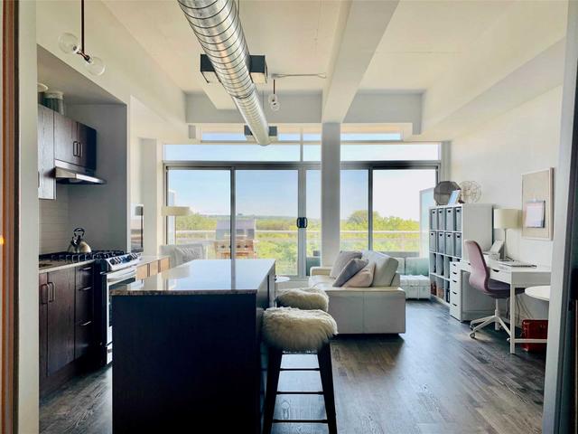 815 - 233 Carlaw Ave