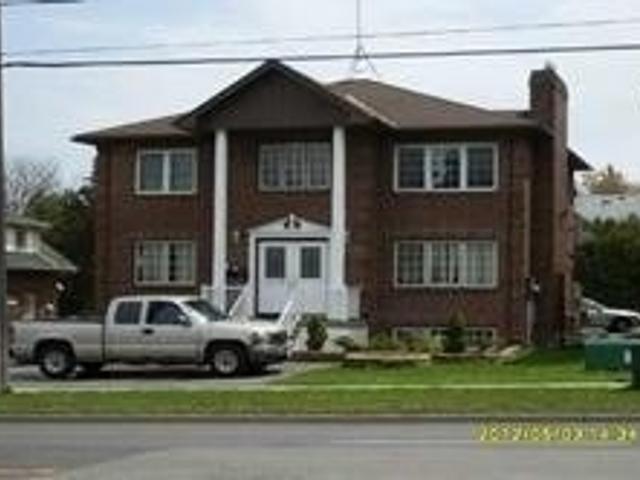 717 King St W