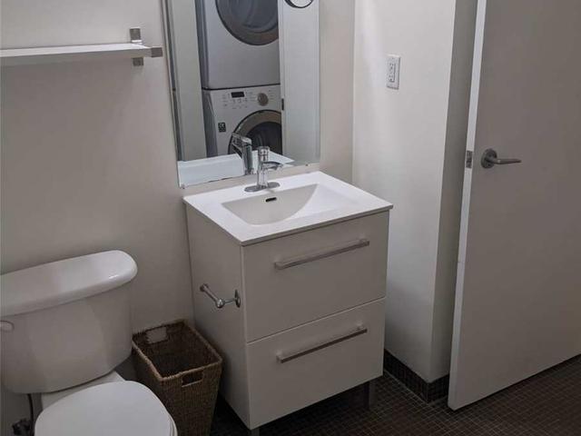 811 - 233 Carlaw Ave