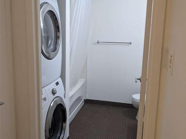 811 - 233 Carlaw Ave