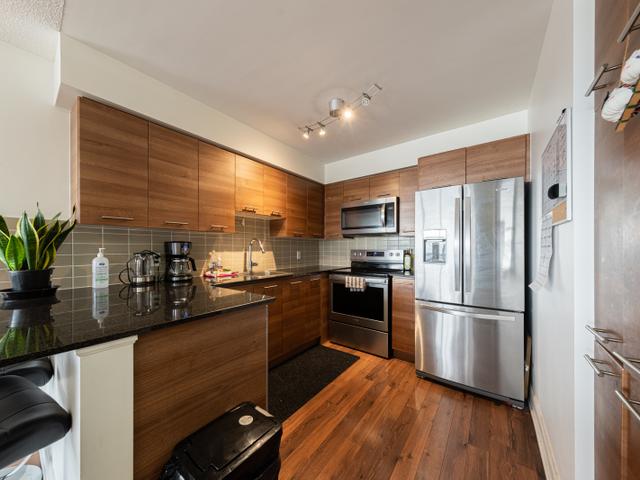 1218 - 135 Village Green Sq
