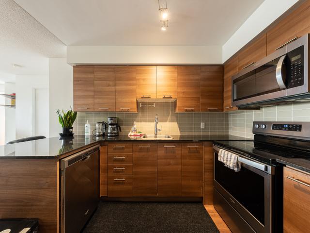 1218 - 135 Village Green Sq