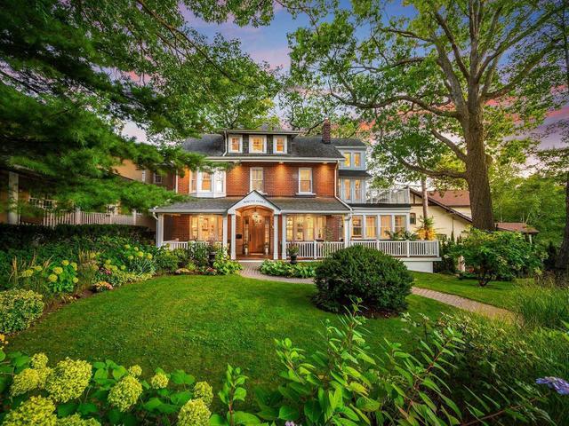 61 Pine Cres
