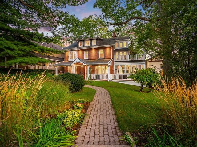 61 Pine Cres