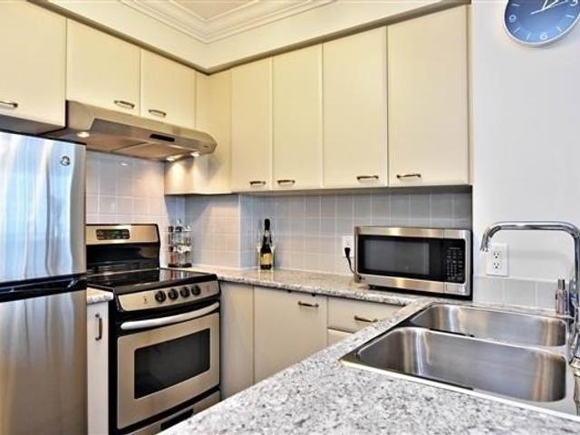 806 - 38 Lee Centre Dr