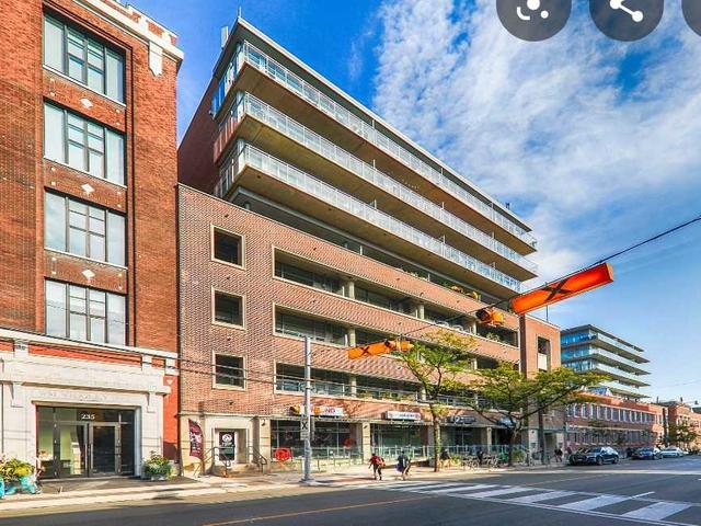 811 - 233 Carlaw Ave