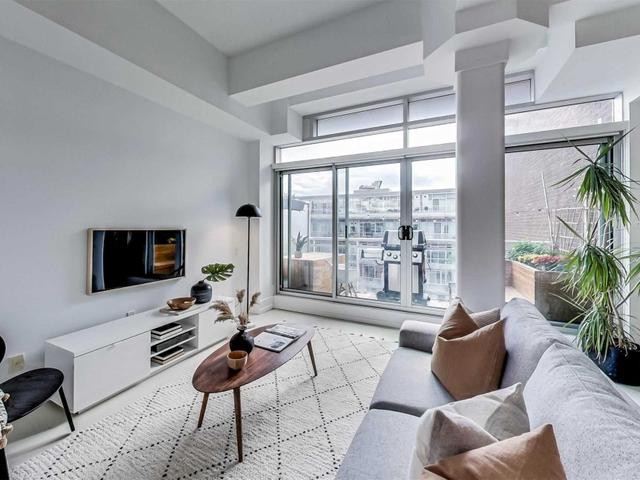 822 - 233 Carlaw Ave