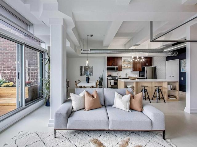 822 - 233 Carlaw Ave