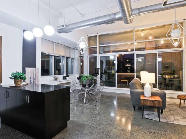 401 - 233 Carlaw Ave