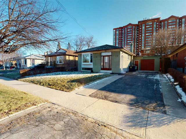 29 Lord Roberts Dr N