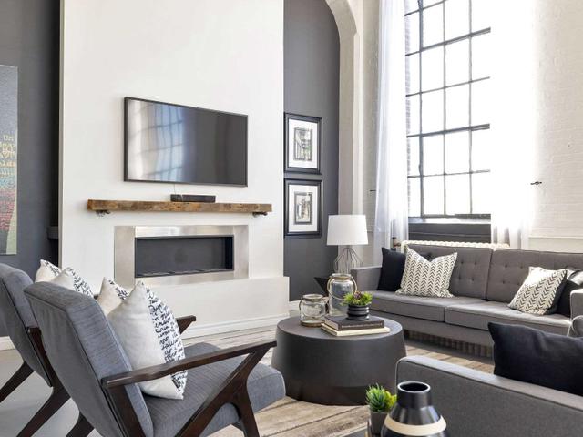 400 - 245 Carlaw Ave