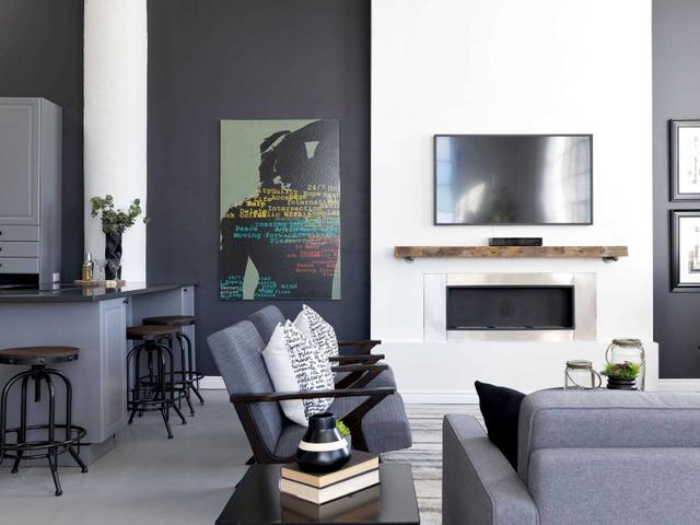 400 - 245 Carlaw Ave