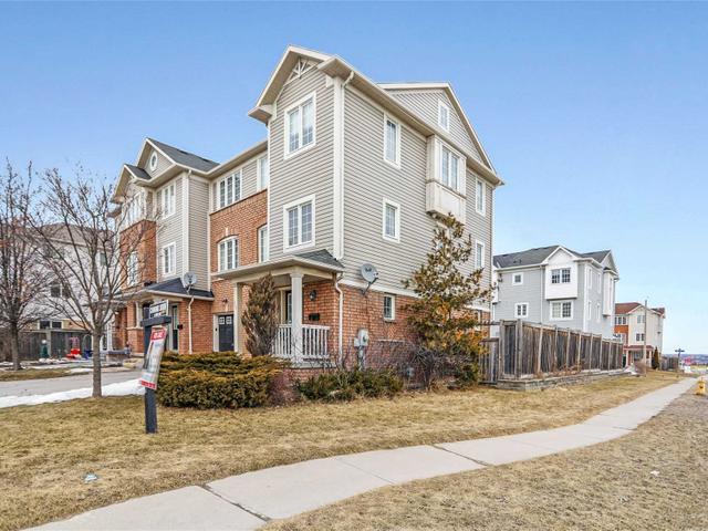 929 Bourne Cres