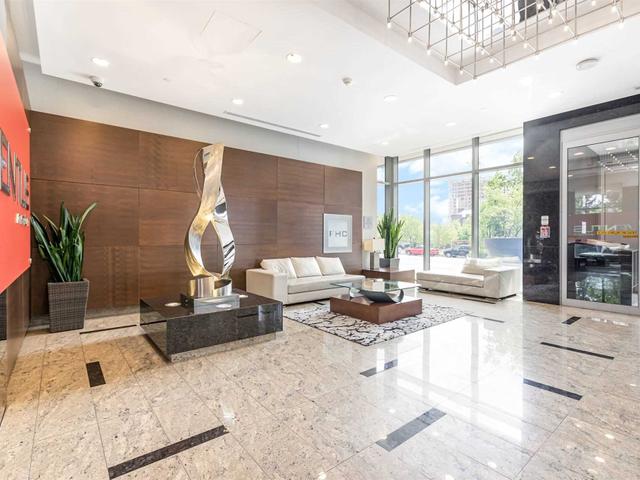 1320 - 181 Village Green Sq