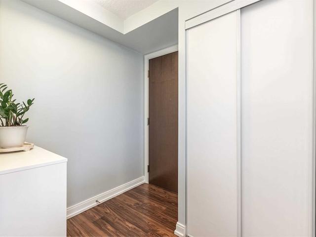 1320 - 181 Village Green Sq