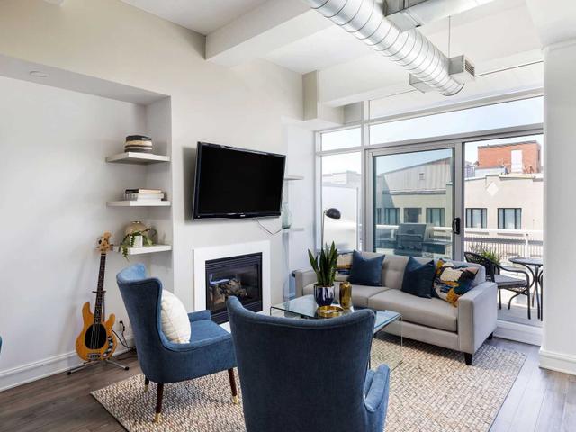 809 - 233 Carlaw Ave