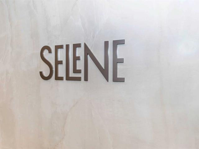 701 - 225 Village Green Sq