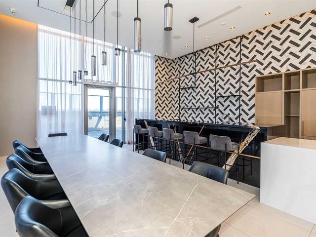 701 - 225 Village Green Sq