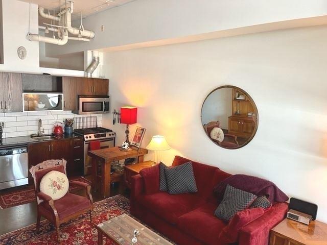 420 - 233 Carlaw Ave