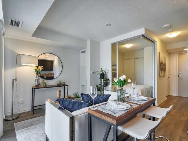 303 - 30 Meadowglen Pl