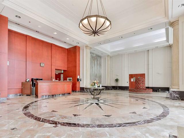 915 - 8 Lee Centre Dr