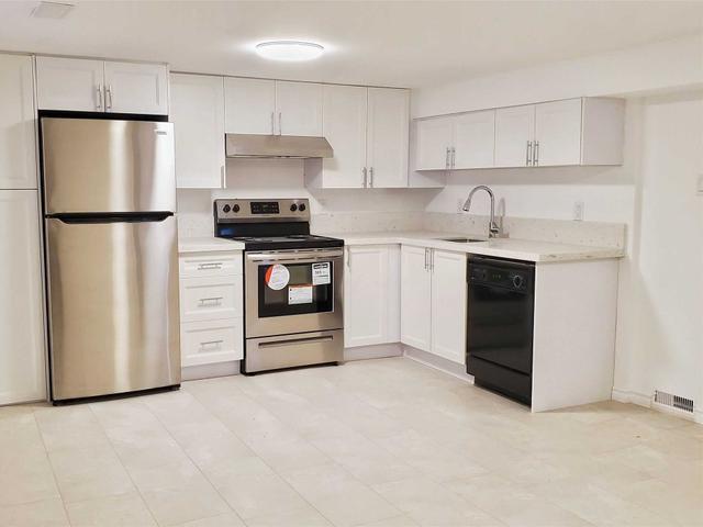 Bsmt - 125 Fairglen Ave