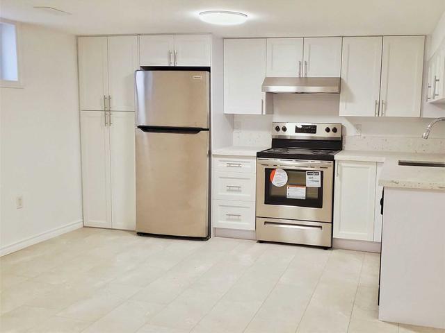 Bsmt - 125 Fairglen Ave