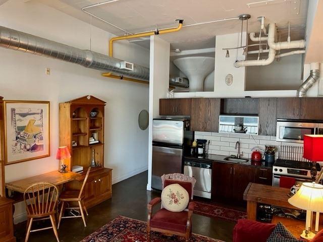 420 - 233 Carlaw Ave