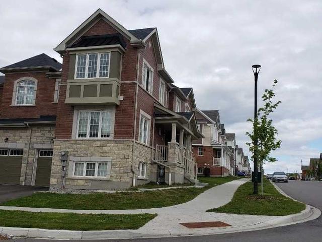 2450 Moonlight Cres