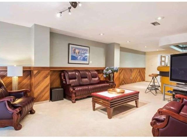 37 Meadowcliffe Dr