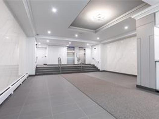 1005 - 975 Warwick Court