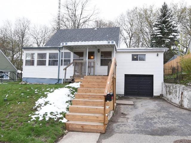 42 Dundas Street E