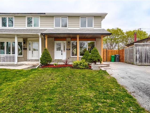 790 Eaglemount Crescent